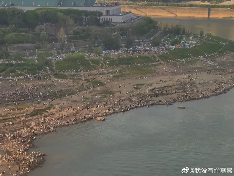 中國網友上傳重慶人潮盛況。翻攝微博