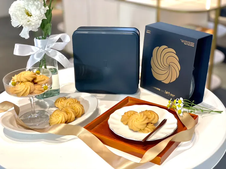 質感深藍色禮盒裝入世界麵包冠軍王鵬傑純手工製作的曲奇餅。曾仲葳攝