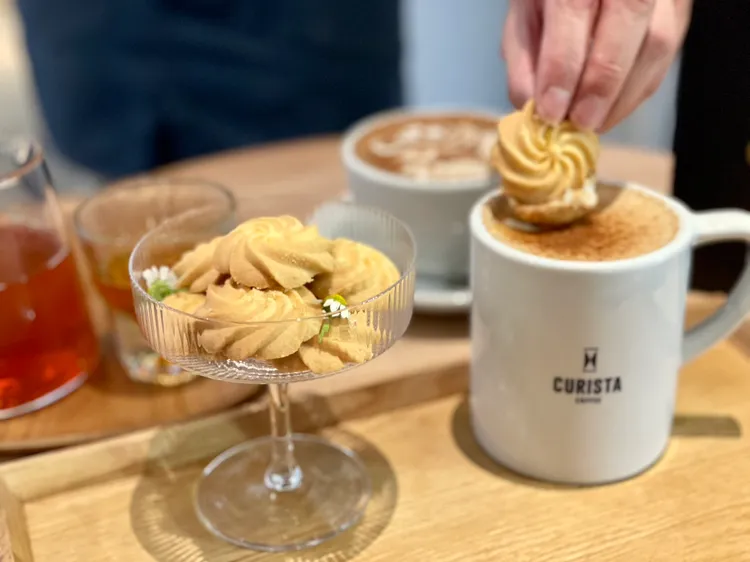 王鵬傑首推曲奇餅沾黑糖鮮奶泡吃法，甜香濃郁一次擁有。曾仲葳攝