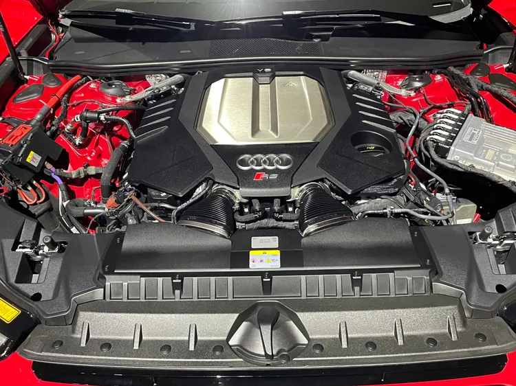 透過引擎室、車輛內部隔音裝置優化，Audi RS 6 Avant performance與Audi RS 7 Sportback performance將帶來更精緻的聲浪體驗及輕量化效果，車重亦減輕達8公斤。林浩昇攝