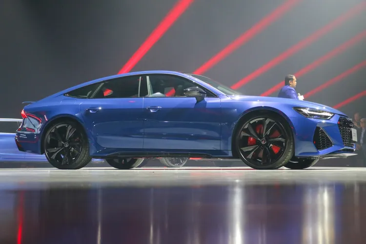 外觀車色提供多達12款以上車色選擇，包含金屬漆星夜藍以及消光朝露銀與消光星夜藍等3款全新車色。林浩昇攝