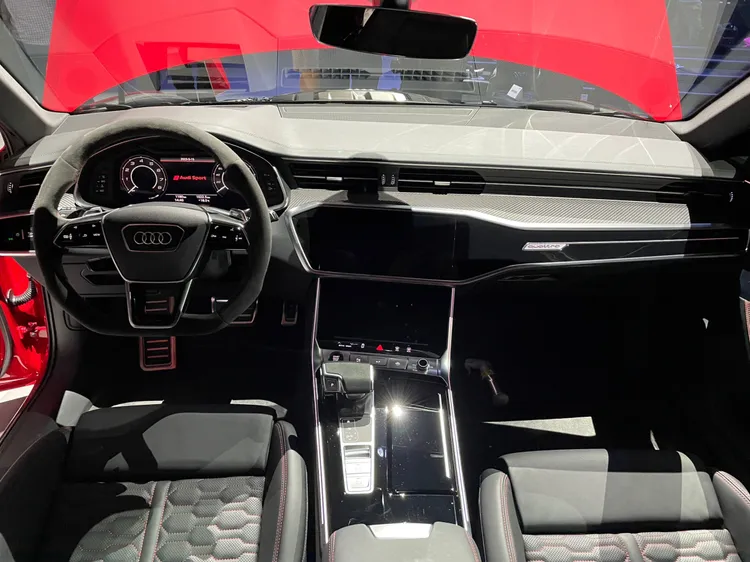 車內均搭載RS專屬Valcona真皮跑車座椅，並搭配蜂巢格紋及紅色或藍色縫線，創造出動感賽道氛圍。林浩昇攝