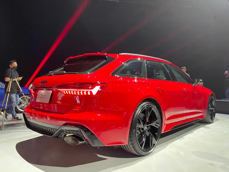 Audi RS 6 Avant performance與Audi RS 7 Sportback performance均採用換檔速度更快的八速tiptronic變速箱，以及quattro 智慧型恆時四輪傳動系統。林浩昇攝