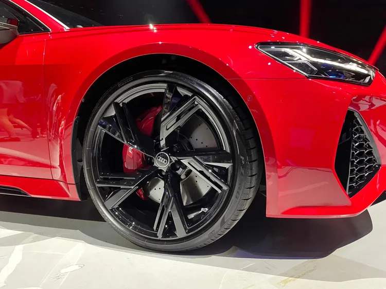 雙車款亦提供達7款鋁圈設計樣式，其中4款為全新22吋高性能輕量化鍛造鋁圈樣式。林浩昇攝