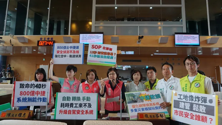 多位民進黨台中市議員砲轟林良泰，要求「冷血董事長下台」。民眾提供