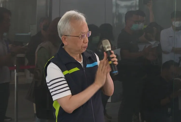 中捷董事長林良泰昨天帶領同仁為意外死傷者默哀後，要大家為中捷團隊「拍拍手」，引發爭議。民眾提供