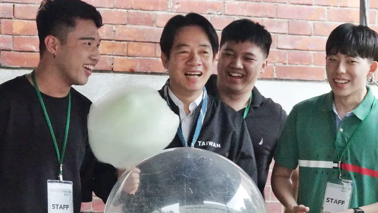 賴清德在致詞後與現場攤位工作人員互動。莊宗達攝