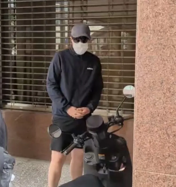 金姓男子（戴墨鏡者）涉命案，日前遭檢方限制出境。讀者提供