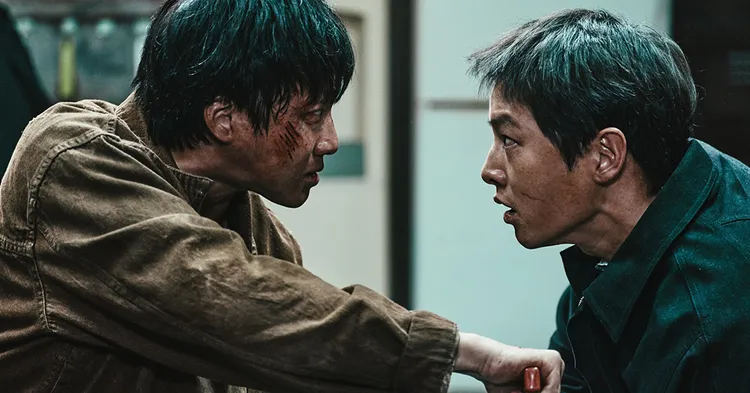 宋仲基（右）無酬演出《禍亂》。翻攝PLUSM娛樂