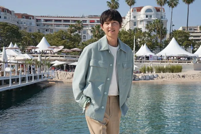 宋仲基透露洋妻會一起走紅毯，要媒體多拍點照片。韓聯社