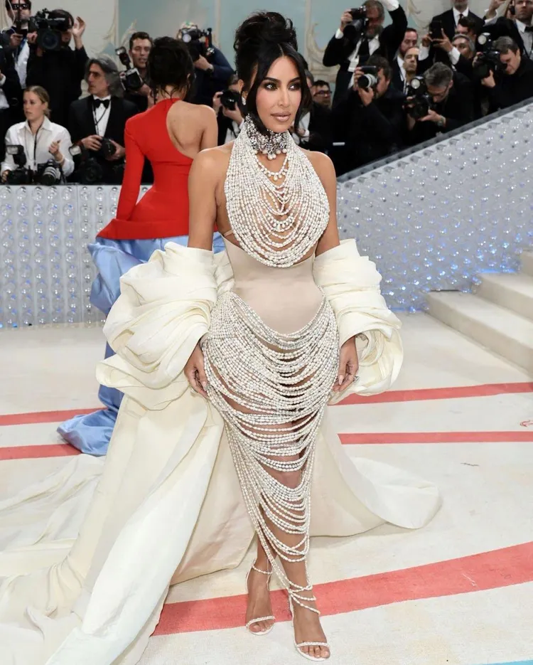 豐臀金的Schiaparelli禮服上垂墜了滿滿真的珍珠。翻攝metgalaofficial IG