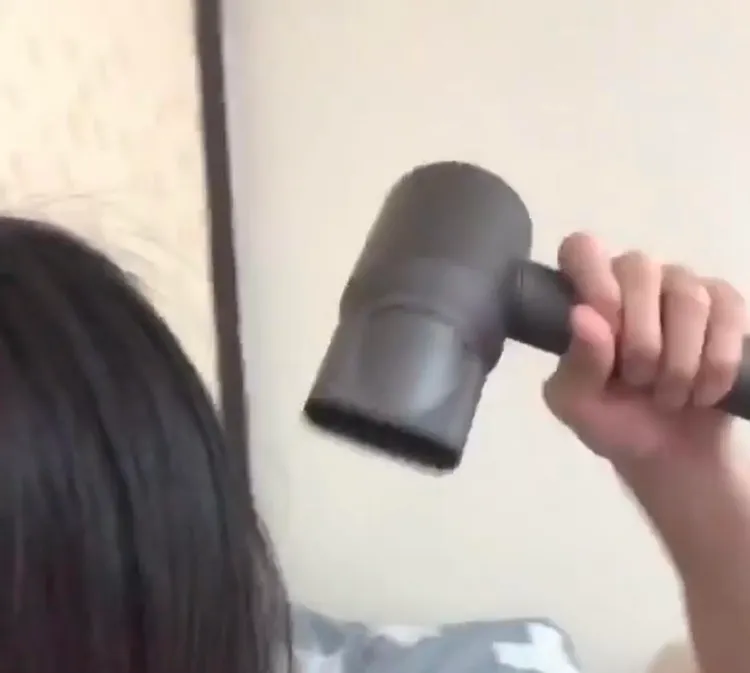 C小姐曾po出疑似胡凱翔為她吹乾頭髮的甜蜜影片。
翻攝C小姐IG
