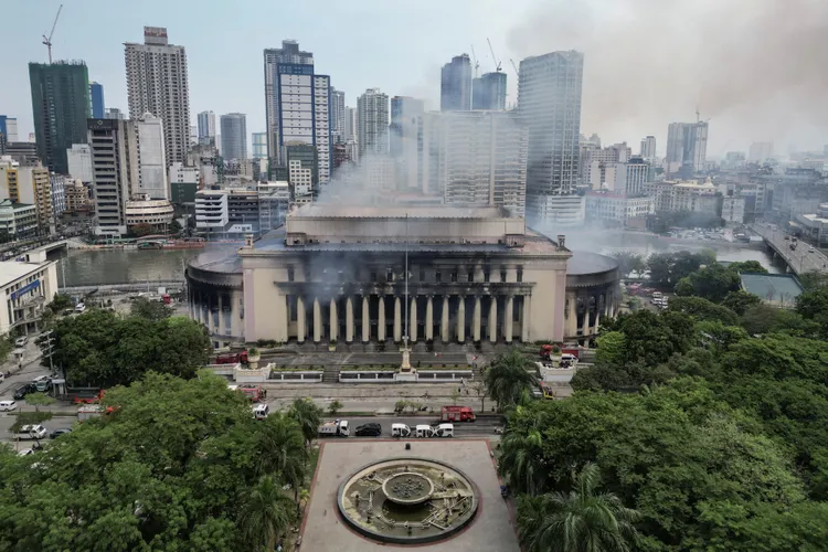 火勢撲滅後，郵政大樓仍不斷冒出濃煙。路透社