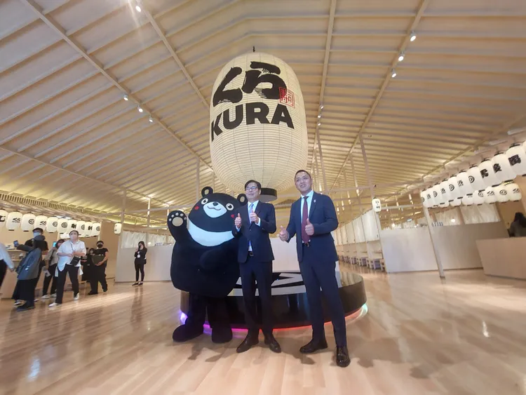 陳其邁與亞洲藏壽司董事長兼總經理西川健太郎參加開幕。凃建豐攝