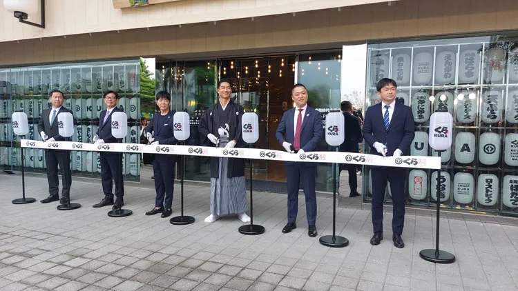 藏壽司開幕活動邀請高雄市長陳其邁、「國民姊夫」AKIRA等貴賓一同剪綵。凃建豐攝