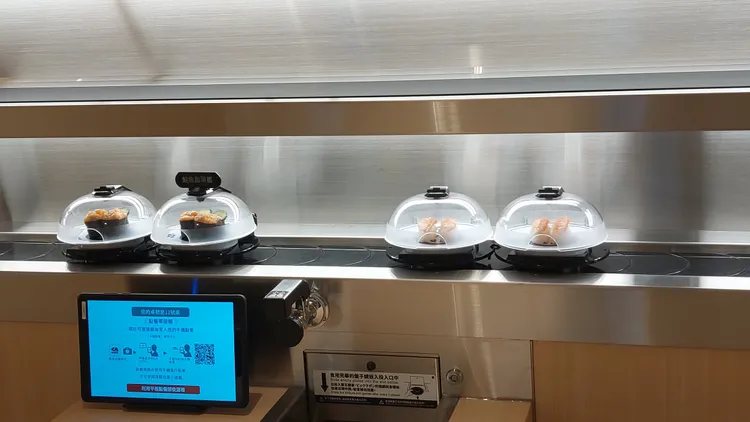 藏壽司採迴轉壽司方式，也可以單點快速送達。凃建豐攝