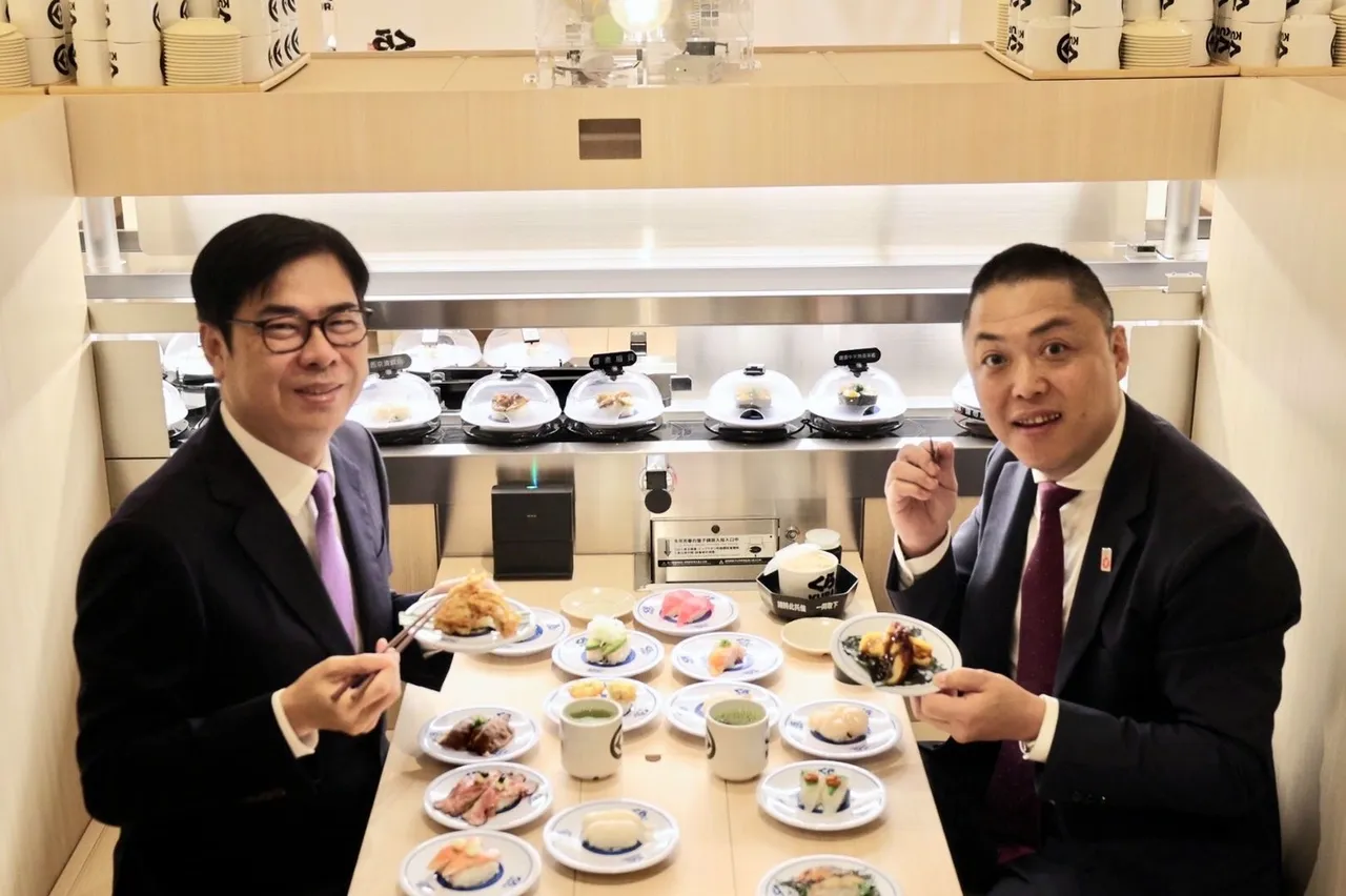 陳其邁與亞洲藏壽司董事長兼總經理西川健太郎參加開幕。市府提供