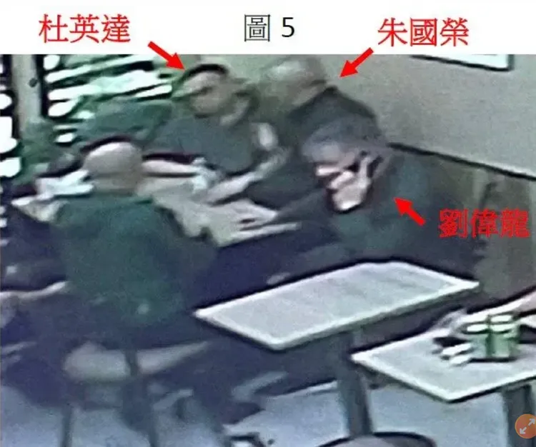 泰山公司派指稱董事杜英達被強行帶到超商，與朱國榮喝咖啡。翻攝畫面