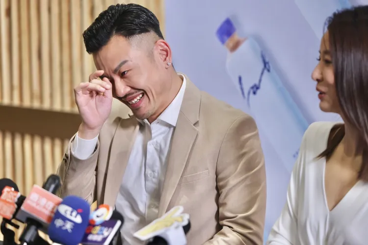 77老大被追問感情，一時口誤「還沒確定」，趕緊解釋是還沒確定什麼時候結婚，並非未確定關係。林林攝