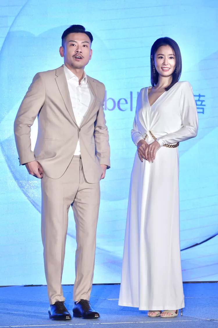 林心如（右）和77老大一同出席記者會。林林攝