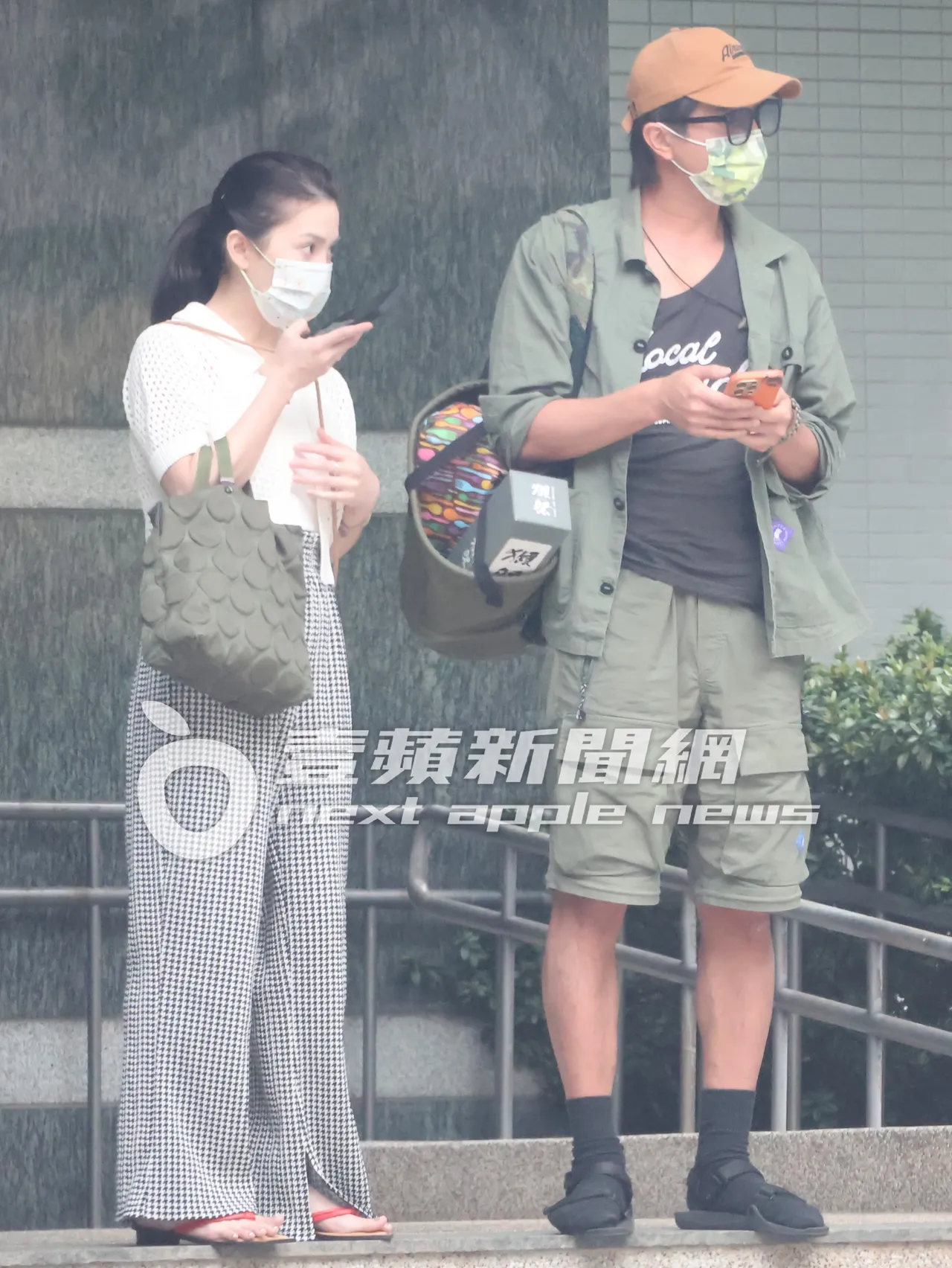 王少偉(右)與許藍方不約而同看著計程車駛來。特勤中心攝