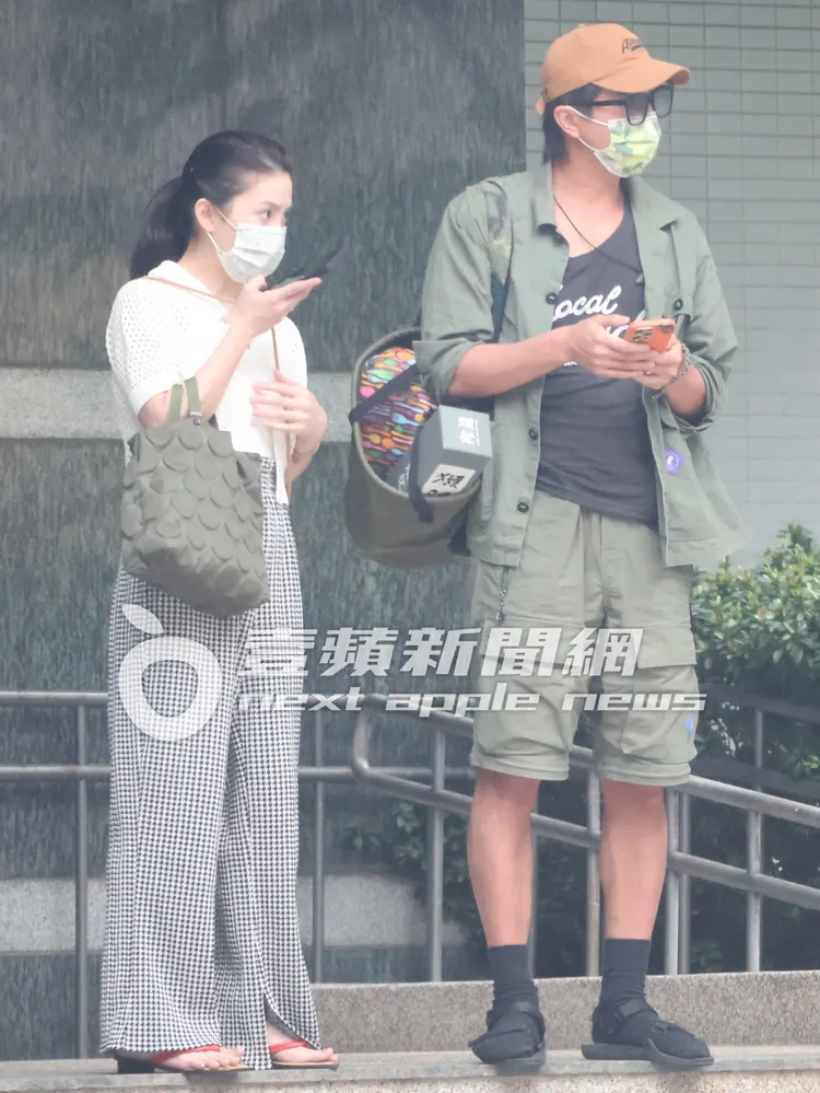 王少偉（右）與許藍方不約而同看著計程車駛來。特勤中心攝