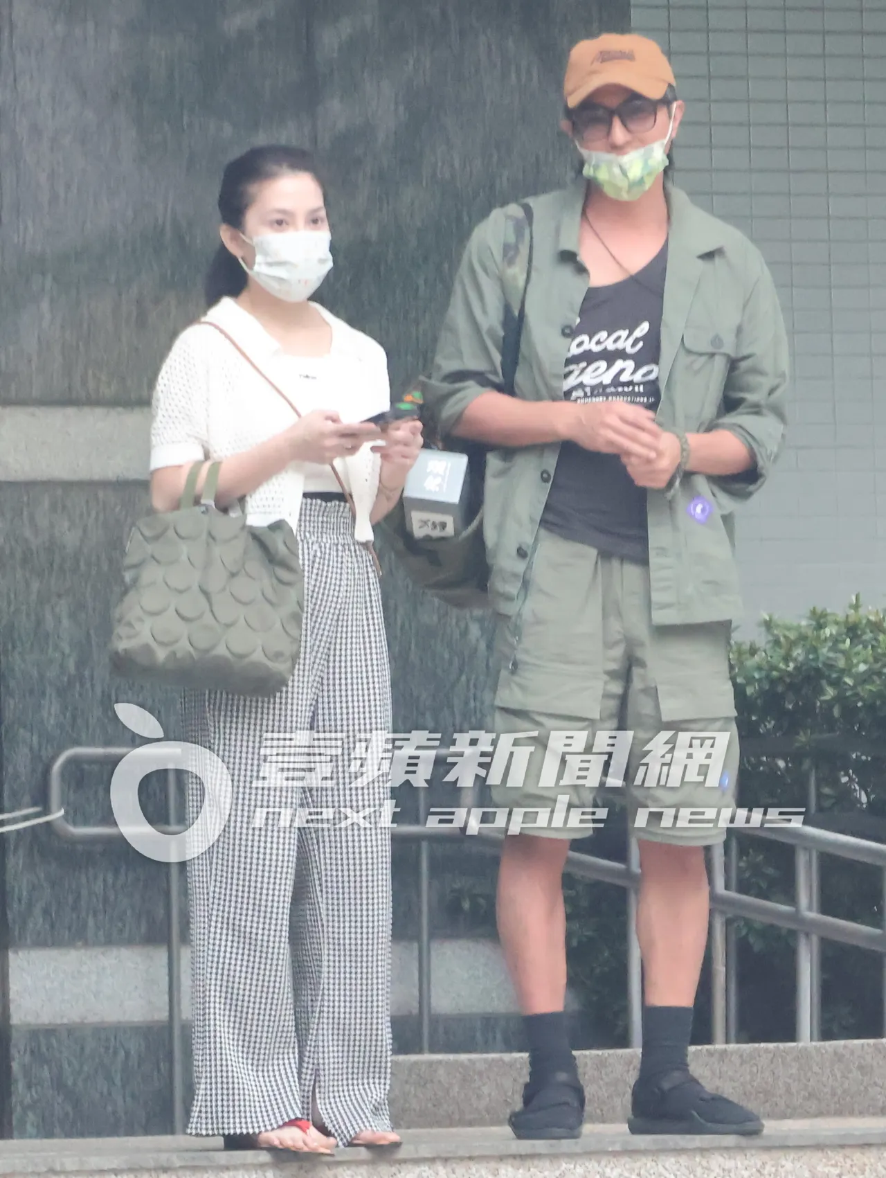 王少偉(右)開車折返載許藍方回家後,10分鐘小倆口再度合體出門。特勤中心攝