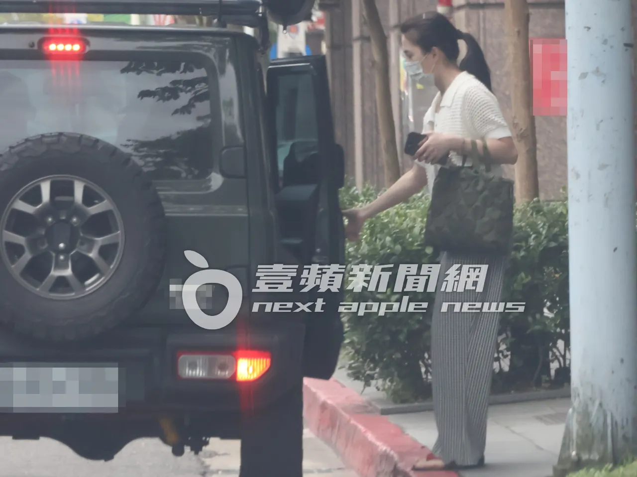 許藍方熟門熟路步出香閨,坐上王少偉開的露營車,上演溫馨接送情。特勤中心攝