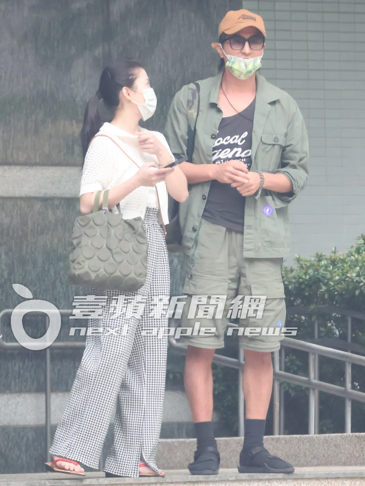 許藍方博士(左)跟王少偉開心在家門前等車,準備一起出門。特勤中心攝