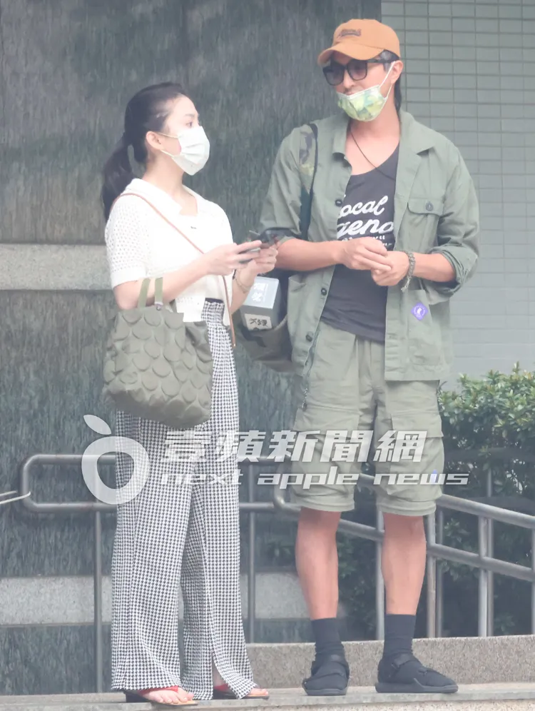 王少偉（右）跟許藍方在家門前，相談甚歡。特勤中心攝