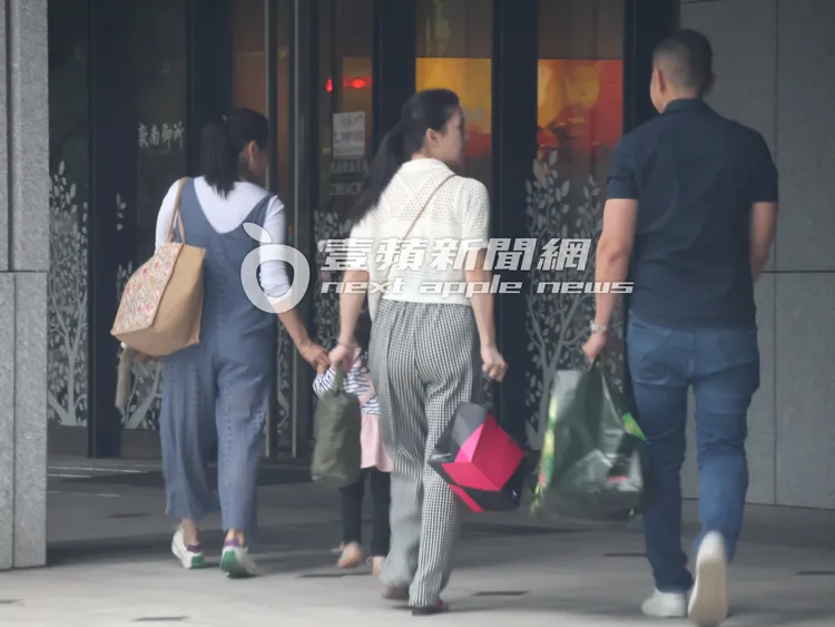 許藍方（中）與友人一家，搭計程車到敦南御所豪宅跟王少偉續攤。特勤中心攝