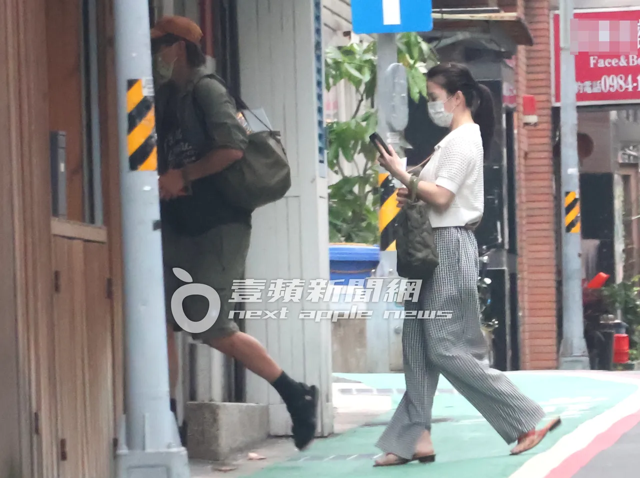 王少偉(左)帶著許藍方走進一處民宅。特勤中心攝
