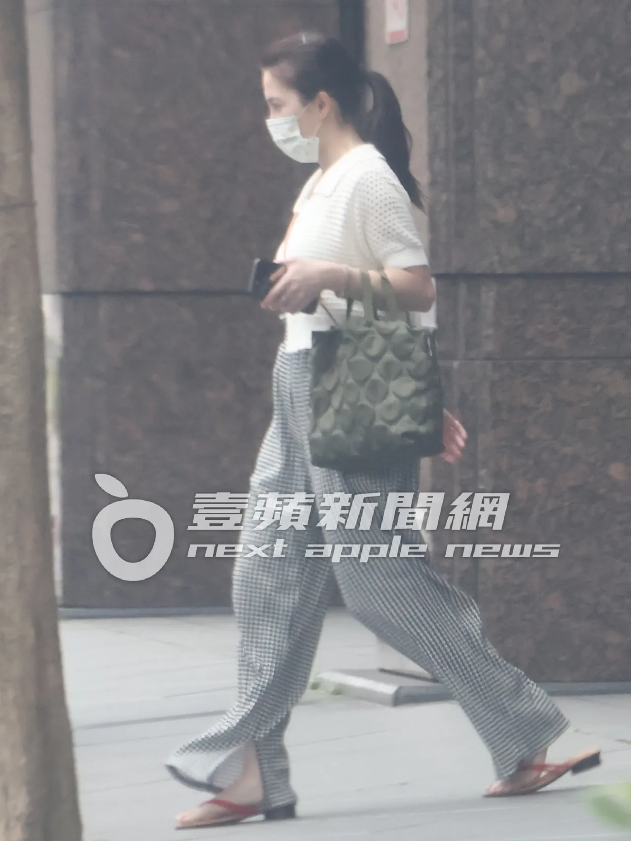 「最美性學博士」許藍方,一身知性美打扮開心從香閨步出。特勤中心攝