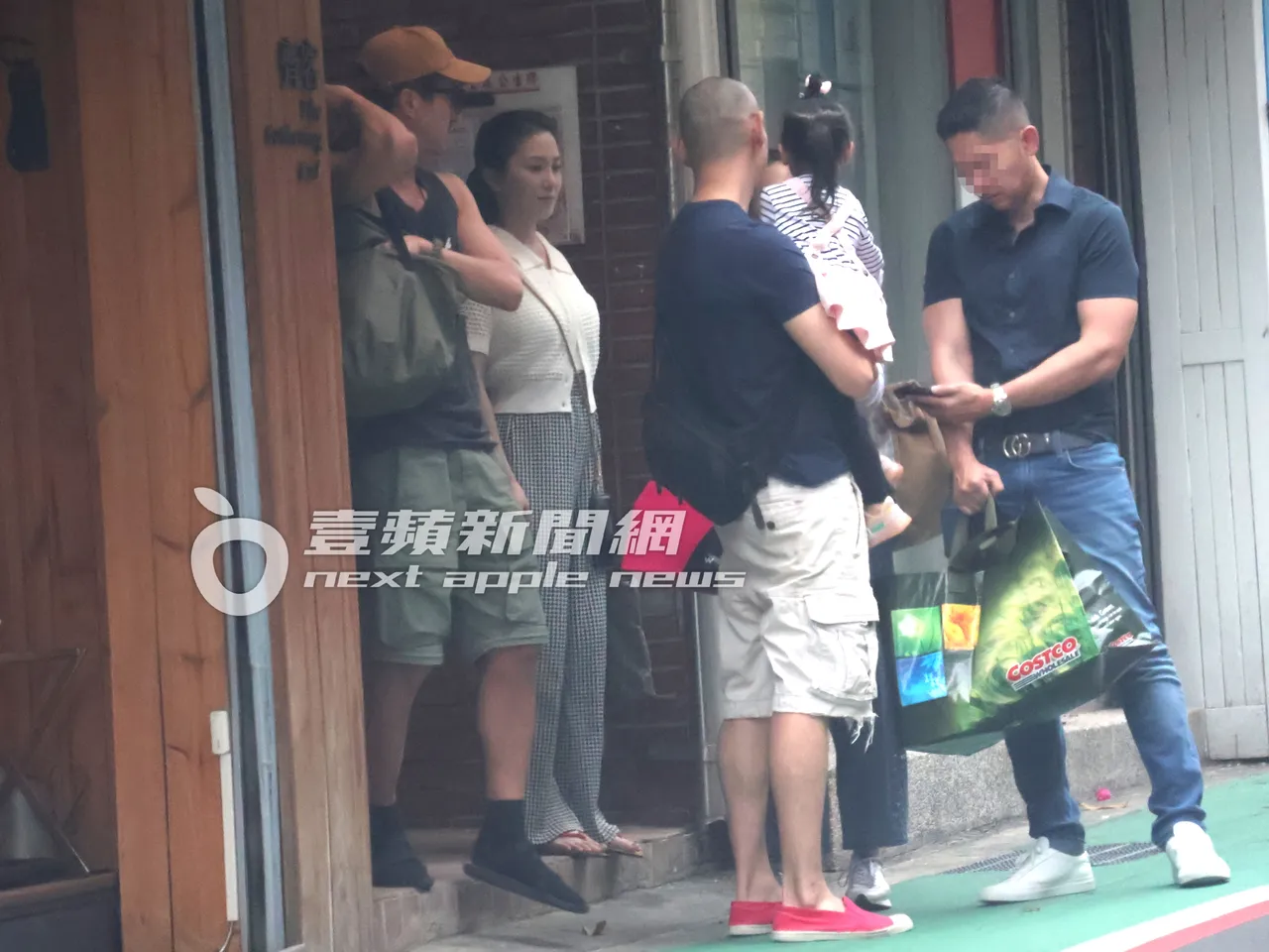王少偉(左起)帶著許藍方博士,一同到松山區參加友人聚會。特勤中心攝