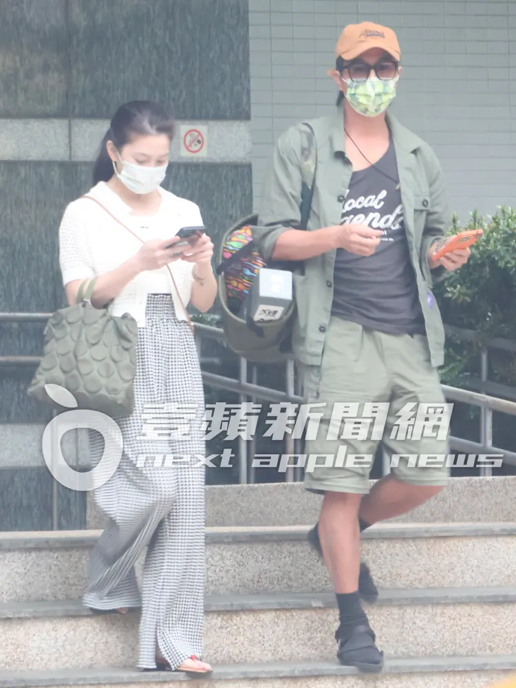 王少偉（右）和許藍方博士走下樓梯，走向多元計程車。特勤中心攝