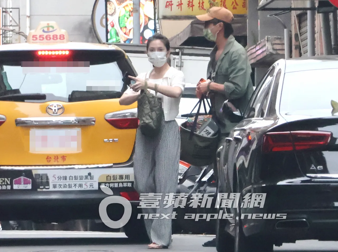 王少偉(右)與許藍方搭計程車,移動到健康路約會。特勤中心攝