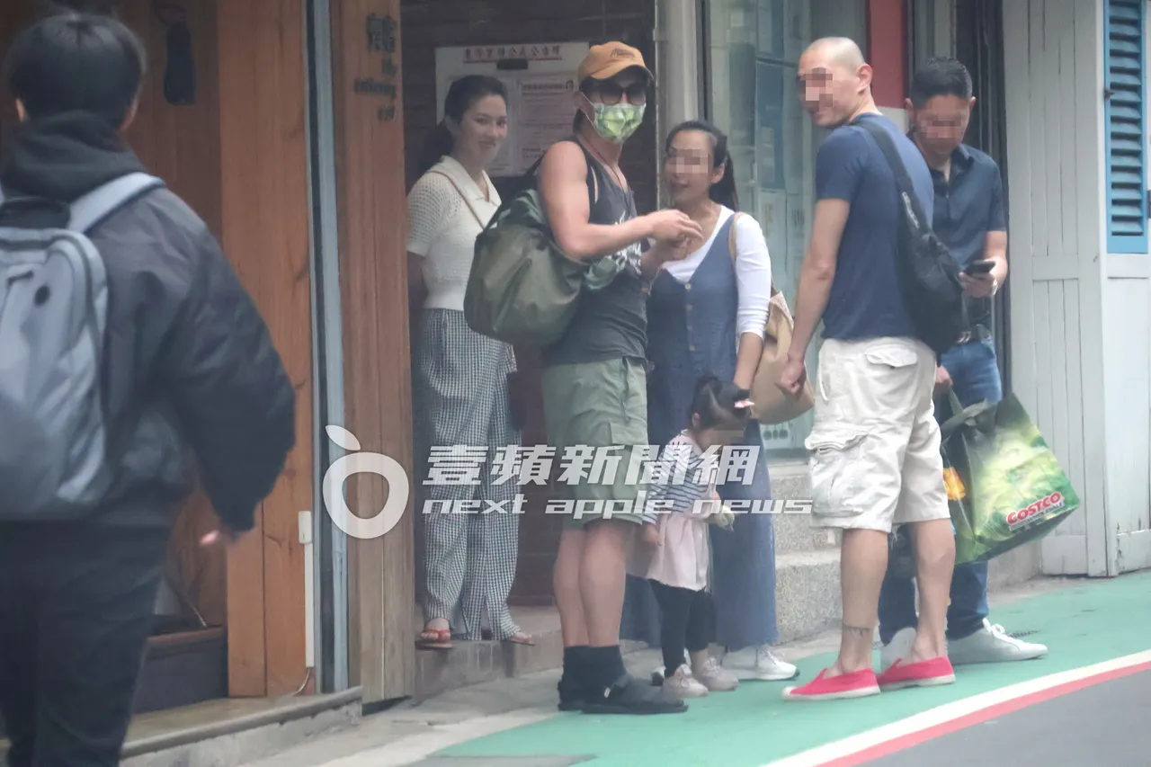 「最美性學博士」許藍方(左起)與王少偉及友人一家,在路邊聊天。特勤中心攝