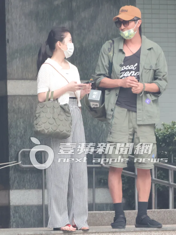 王少偉（右）與紅粉知己許藍方博士，大方站在家門口四目相交凝望。特勤中心攝