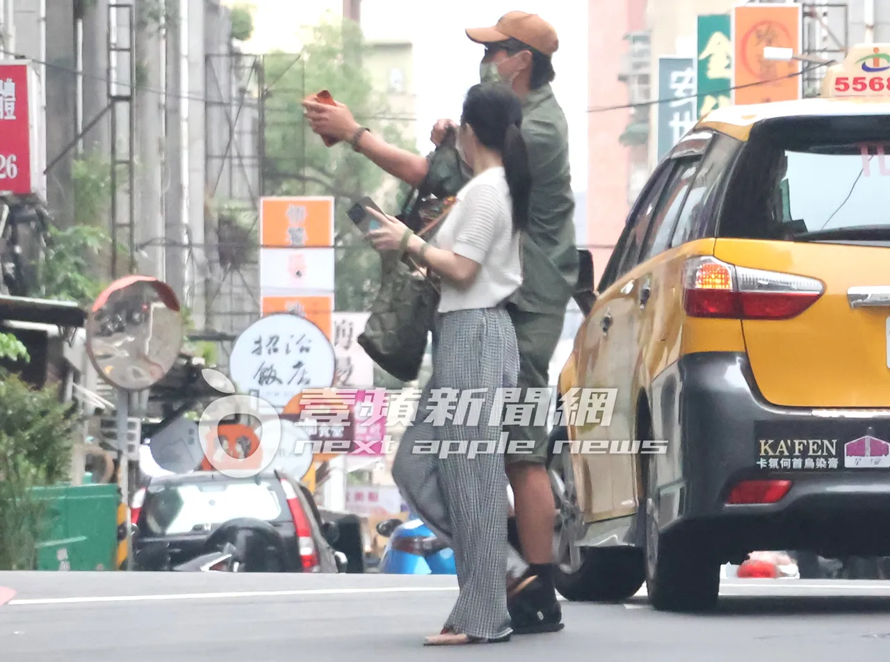 王少偉(右)熟門熟路帶著許藍方過馬路去吃飯。特勤中心攝