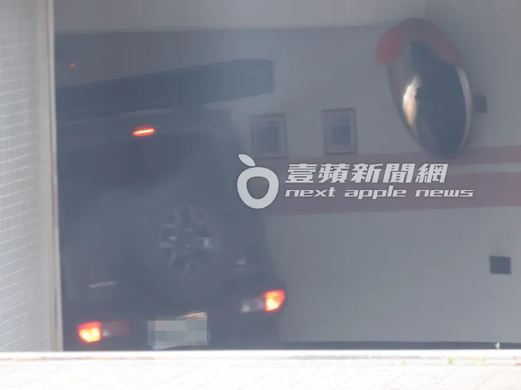 王少偉開著露營車到許藍方香閨接送，再一路狂飆接回他家。特勤中心攝