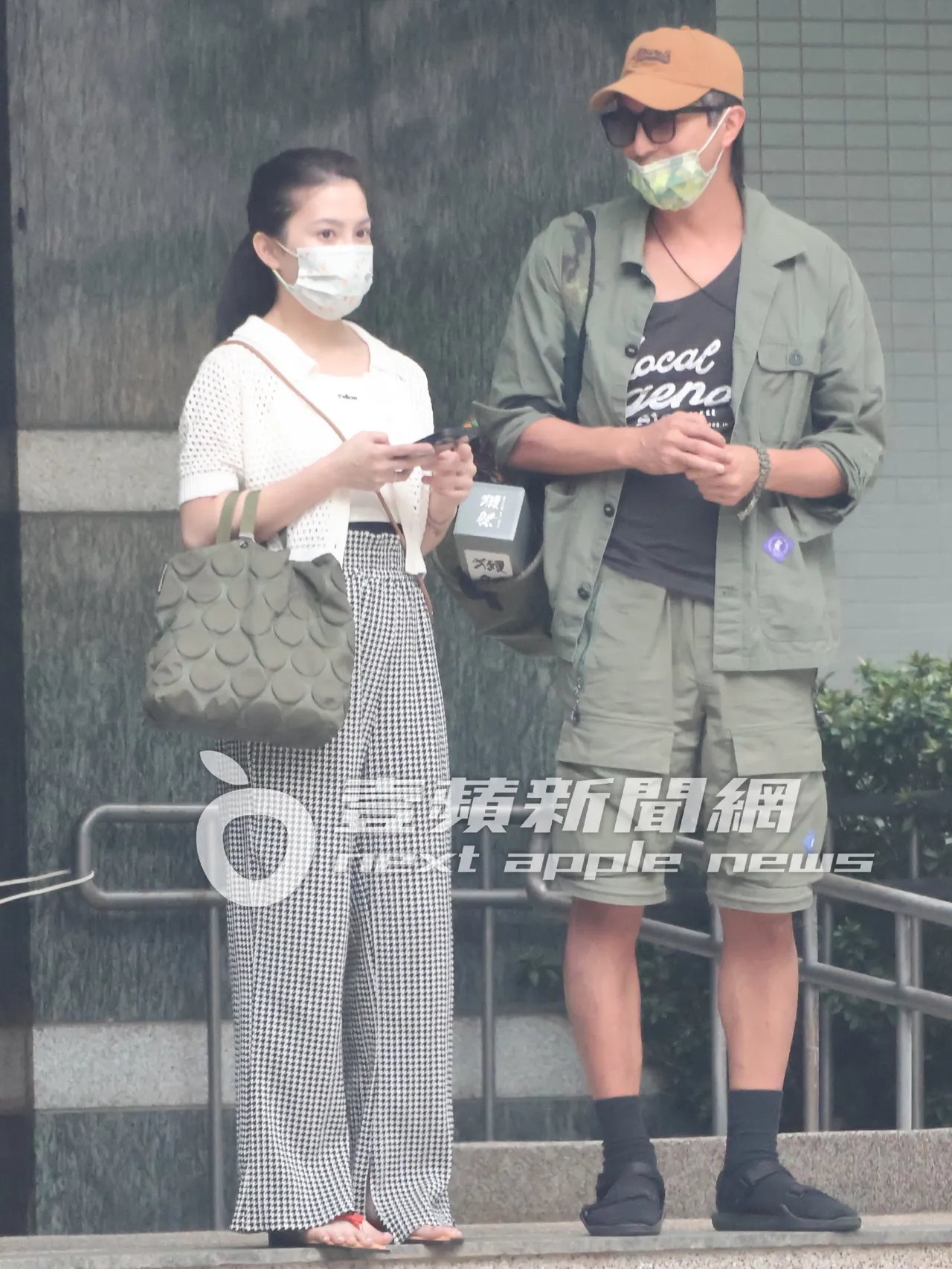 王少偉(右)與許藍方站在家門口等車,深情款款的看著她。特勤中心攝