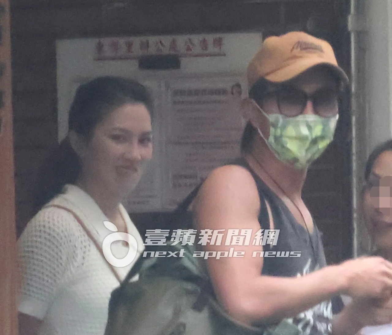 許藍方博士(左)眉頭一皺,發現事情並不單純(設計對白)。特勤中心攝