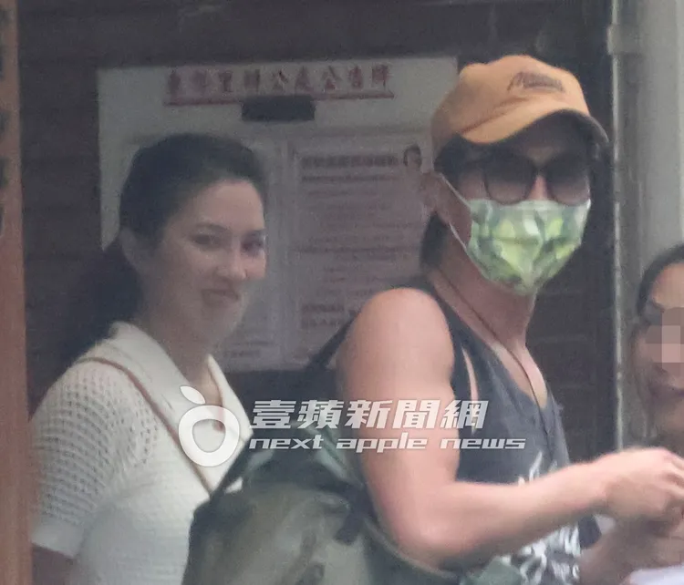 許藍方博士（左）眉頭一皺，發現事情並不單純（設計對白）。特勤中心攝