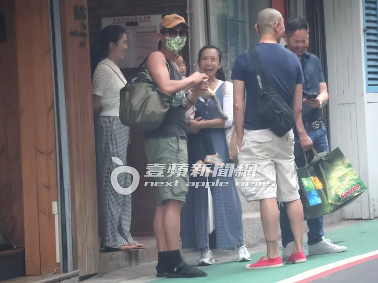 許藍方博士（左起）與王少偉，還有朋友一家人準備續攤。特勤中心攝