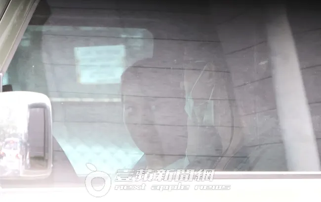 王少偉（右）與「最美博士」許藍方，坐在露營車內，四目相交凝視著彼此。特勤中心攝