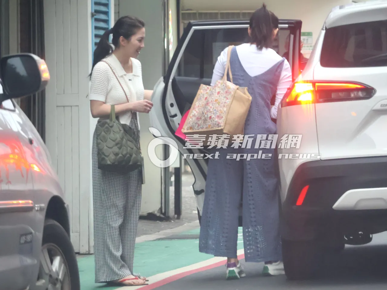 許藍方博士(左)幫友人開門,準備一起上車續攤。特勤中心攝