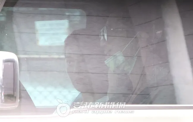 王少偉(右)開著露營車,許藍方博士頭始終朝他的方向維持不動姿勢。特勤中心攝