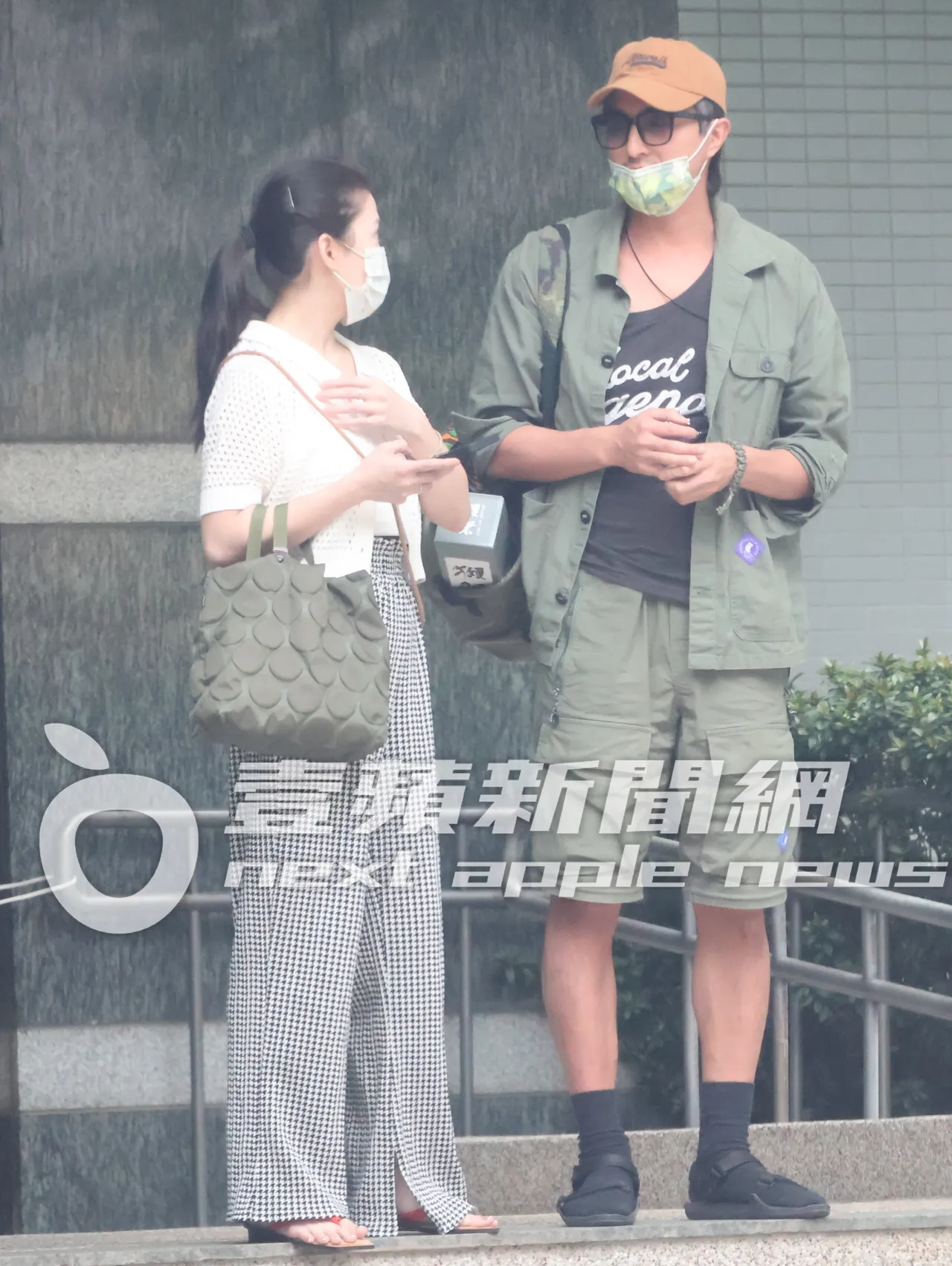 王少偉(右)與許藍方自然在家門口話家常,好關係不言而喻。特勤中心攝