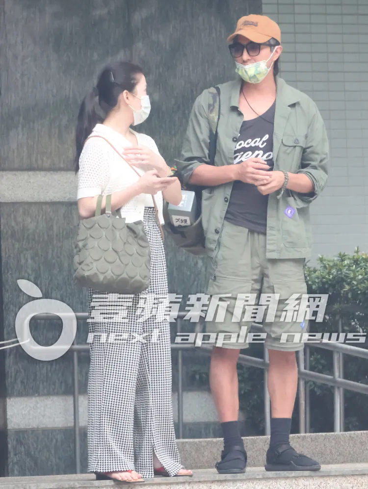 王少偉（右）與許藍方自然在家門口話家常，好關係不言而喻。特勤中心攝