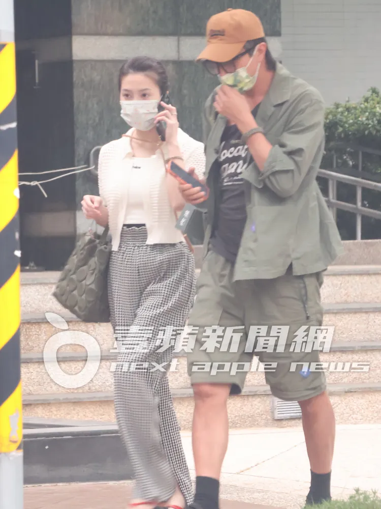 王少偉（右）與許藍方一起離開愛巢，準備搭計程車出門。特勤中心攝